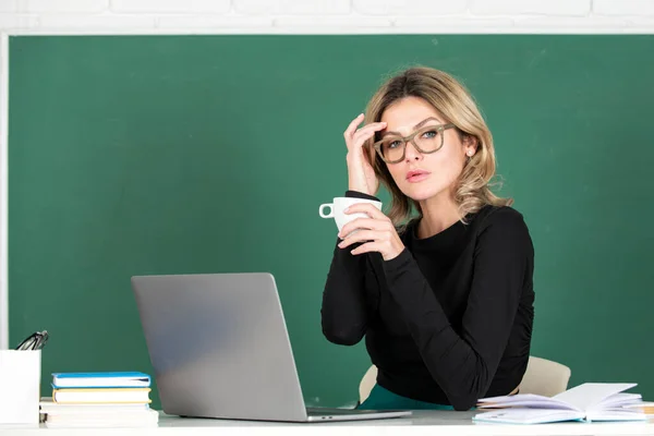 Junge Lehrerin Oder Studentin Trinkt Kaffee Mit Notizbuch Auf Einer — Stockfoto
