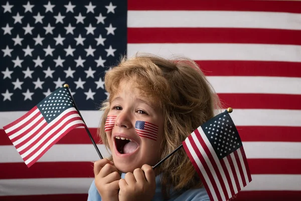 拿着美国国旗的小男孩7月4日独立日美利坚合众国的概念 7月4日美国独立日 美国爱国者 — 图库照片