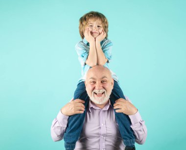 Stüdyoda mavi yüzlü çocuk ve büyükbaba. Büyükbaba ve komik yüzlü tatlı çocuk.