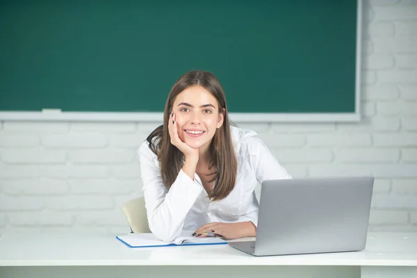 かわいい10代の女の子 学校の学生はノートを書きます ビデオオンラインウェビナーを見る ラップトップで学ぶ 教室に座って 距離学習コース Pc上のビデオ会議 — ストック写真