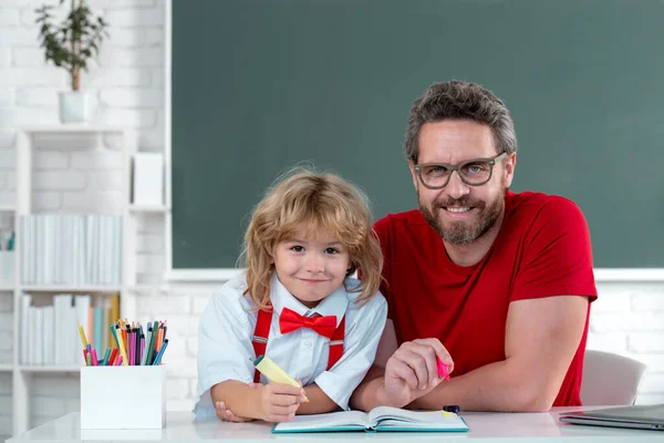 Uczeń Nauczycielem Klasie Nauczyciel Mały Portret Ucznia Dzień Nauczyciela — Zdjęcie stockowe