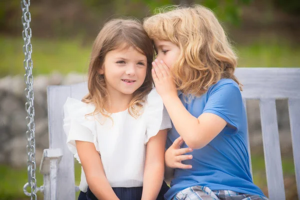 Kleine Jongen Fluistert Tegen Mooi Meisje Het Oor Broer Zus — Stockfoto