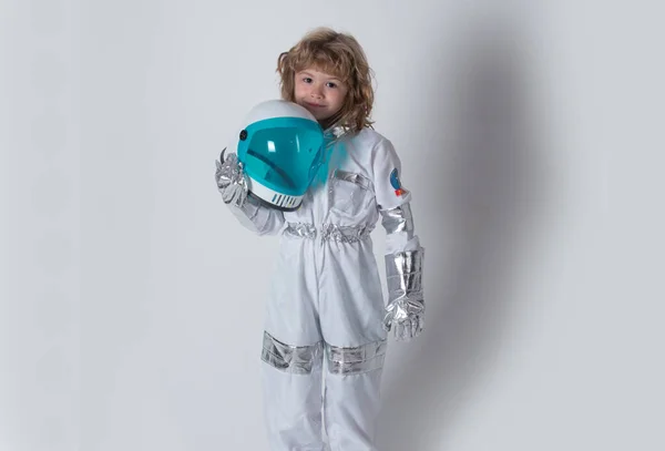 Vesmírné Děti Kosmonaut Koncept Portrét Pozitivního Chlapečka Helmě Radostí Izolované — Stock fotografie