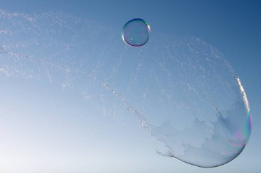 Patlama balonu. Havaya büyük sabun köpükleri salıyor. Özgürlük, yaz kavramları