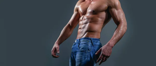 横幅模板与肌肉男子 肌肉躯干 六包腹肌 强壮野蛮人的时尚肖像 性感的身体 男性伸展肌肉 运动锻炼健美简介 — 图库照片
