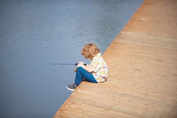 Bambino Ragazzo Impegnato Hobby Pesca Tiene Una Canna Pesca Stile — Foto Stock