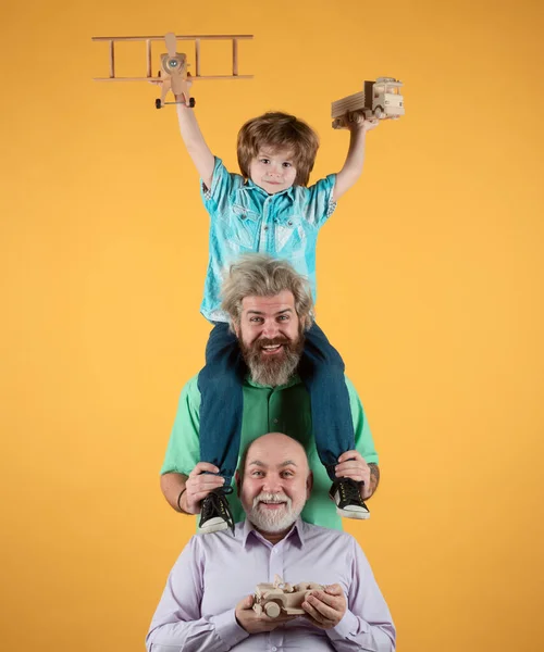 Gamin Qui Amuse Avec Jouet Hommes Génération Famille Avec Trois — Photo