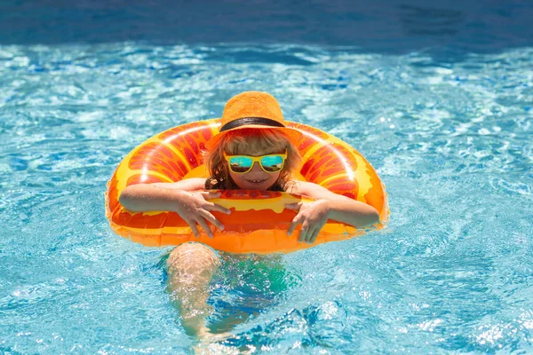 Rapaz Relaxar Piscina Criança Nadando Piscina Água Atividade Para Crianças — Fotografia de Stock