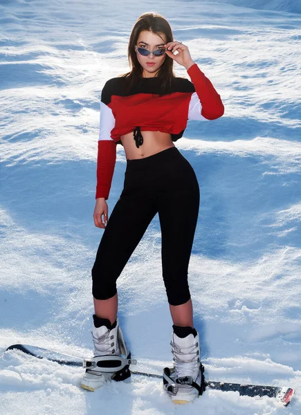 Kışın Snowboard Yapan Seksi Bir Kadın Olağanüstü Bir Spor Kadın — Stok fotoğraf