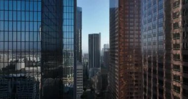 Los Angeles şehir merkezinde uçan bir hava aracı. Panoramik manzara
