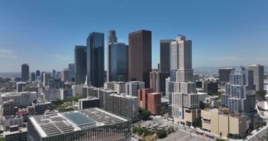 Los Angeles demek. Los Angeles şehir merkezine insansız hava aracı ile uç. Panoramik şehir. Los Angeles, CA, ABD, 10 Mayıs 2022