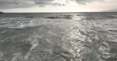 Okyanus kumlu plajı. Güzel deniz ve vahşi sahil. Tropik plajın üst manzarası. Arkaplan dalgalı soyut deniz suyu