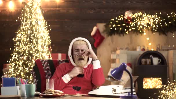 Cansado Papai Noel Dormindo Mesa Casa — Vídeo de Stock