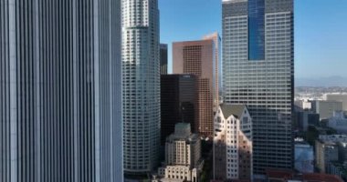 Kaliforniya 'da mavi gökyüzü güneşli bir günde Los Angeles' ın güzel ve manzaralı şehir manzarası.