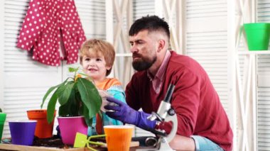 Evde aile saksı bitkisi var. Baba oğul, saksıda bitki yetiştiriyor. Aile tatili ve birliktelik. Küçük tatlı çocuk ailesine yardım ediyor. Bir saksının içinde filizlenen mutlu bir aile.