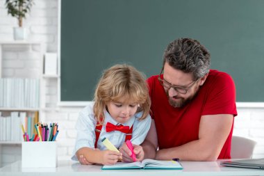 Öğrenci ve öğretmen sınıfında ders veren bir öğrenci. Öğretmen ve küçük öğrenci portresi, öğretmenler günü.