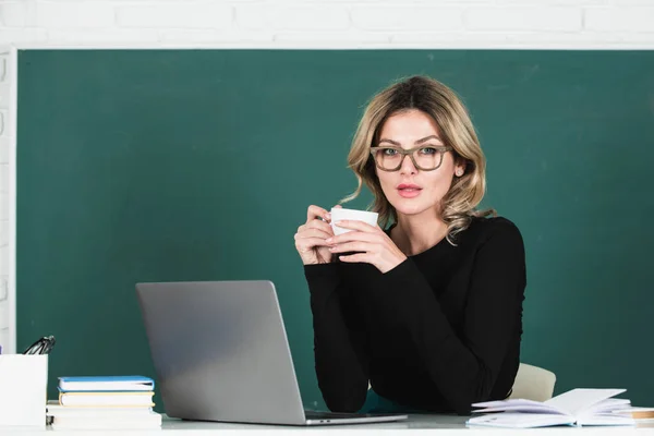 Retrato Profesora Enseñando Beber Café Aula Pizarra —  Fotos de Stock