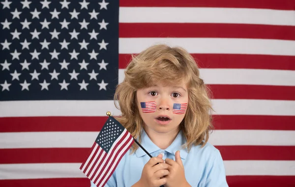Feierlichkeiten Zum Unabhängigkeitstag Kind Mit Amerikanischer Flagge Unabhängigkeitstag Juli Konzept — Stockfoto