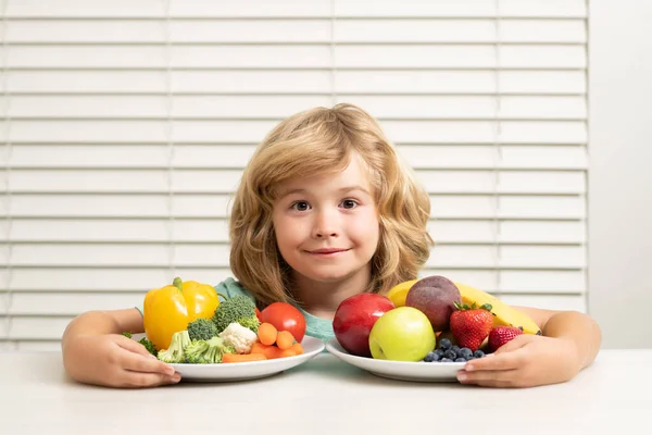 Groenten Fruit Schoolkind Eet Ontbijt Voor School Portret Van Kleine — Stockfoto