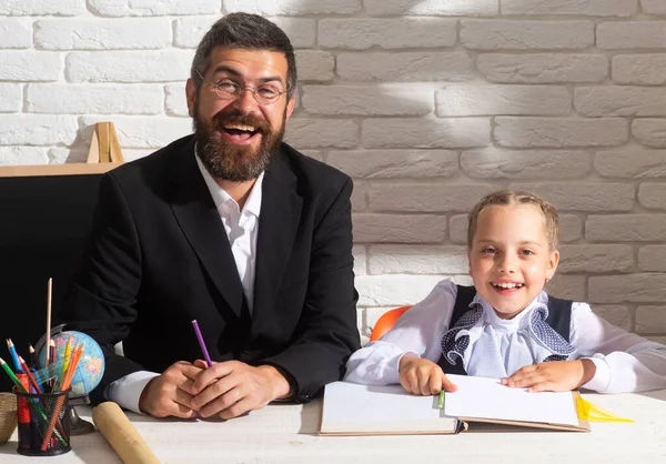 Niña Estudiante Feliz Con Una Excelente Marca Lindo Niño Preescolar —  Fotos de Stock