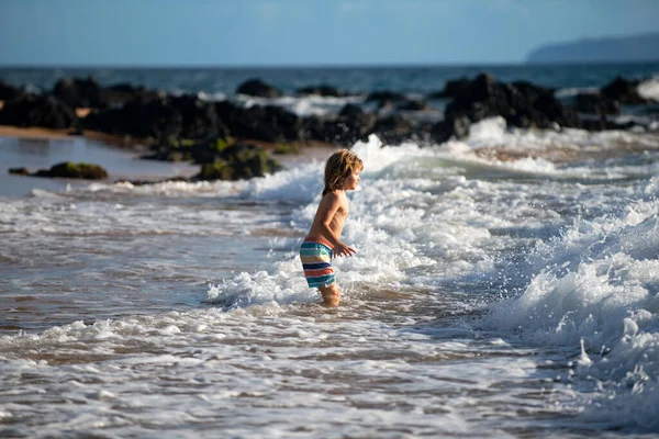 海の波に飛び込む少年 海水の衝突でジャンプします 夏休み — ストック写真