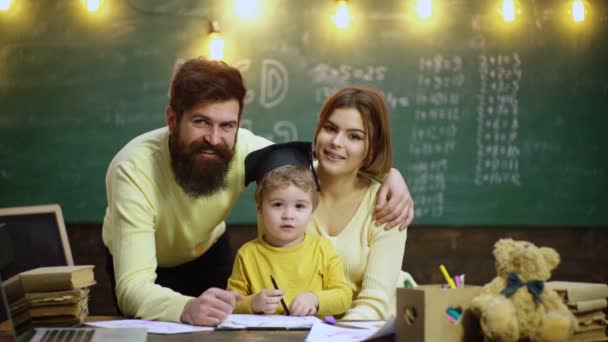 Giovani Famiglie Che Studiano Studiano Giovane Padre Madre Piccolo Bambino — Video Stock