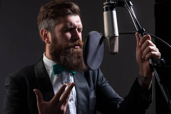 Festival Música Cantante Karaoke Hombre Cantando Con Micrófono Música — Foto de Stock