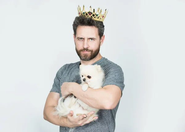 Homem Usando Coroa Ouro Rei Segurar Cachorro Cão Bonito Barbudo — Fotografia de Stock