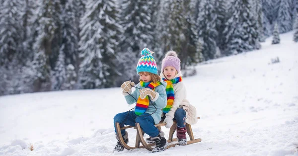 Boldog Kisfiú Lány Szánkózás Télen Gyerekek Akik Télen Hócsúszdán Lovagolnak — Stock Fotó
