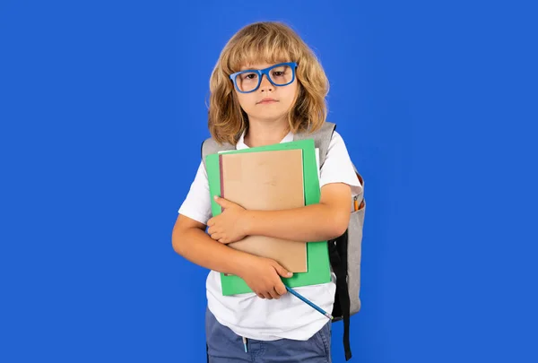 Tillbaka Till Skolan Skolpojke Med Skolväska Hålla Bok Och Copybook — Stockfoto