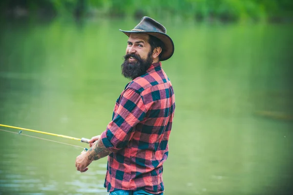 Retrato Pesca Jovem Pescador Com Vara Girando Carretel Margem Rio — Fotografia de Stock