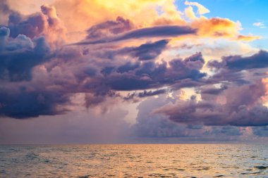 Tropikal deniz okyanusunda gün batımı ve gündoğumu bulutları. Seyahat tatili afişi. Manzara gökyüzü ve yansıma ışınları. Deniz gökyüzü kavramı, günbatımı renk bulutları