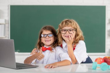 Okula dönelim. Küçük şirin okul çocukları sınıfta birlikte çalışıyorlar. Okulda arkadaşlık, sınıf arkadaşı konsepti.