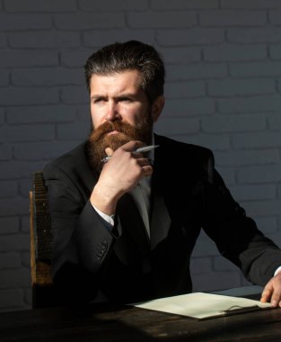 Sınıfta bir öğretmenin ya da profesörün portresi. Ciddi, olgun bir öğretmeni tatmin ettim. Olgun profesör, orta yaşlı öğretmen. Öğretmenler Günü