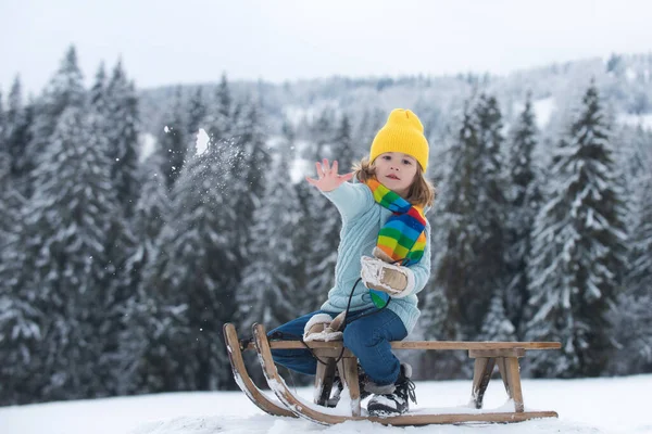 Παιδί Έλκηθρο Αγόρι Χειμώνα Παίζει Χιονόμπαλα Παιδί Ιππεύει Χιονοστιβάδες Χειμώνα — Φωτογραφία Αρχείου