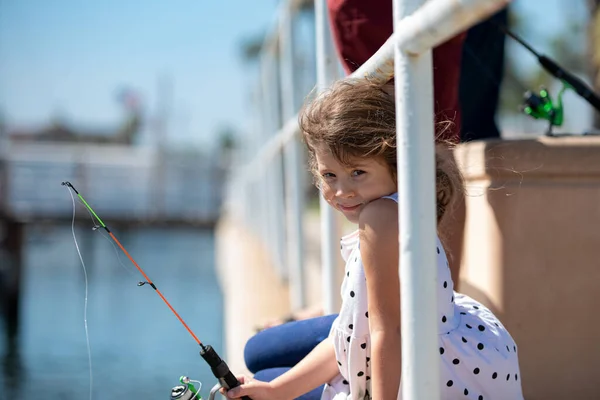 小女孩用钓竿钓鱼 — 图库照片