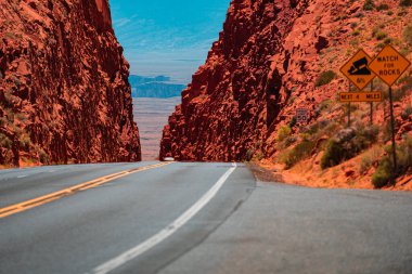 Dağlarda yol. ABD 'de köy yolu. Güneşli yaz gününde yol manzarası