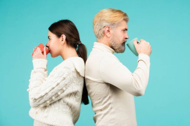 Çay içen bir çift. Sabah fincanı, kahve fincanı, izole edilmiş arka planda fotokopi çeken insanlar. Arkadaş canlısı bir takım kavramı, kahve molası, arkadaşlarla tanışma, sabah takımda olma.