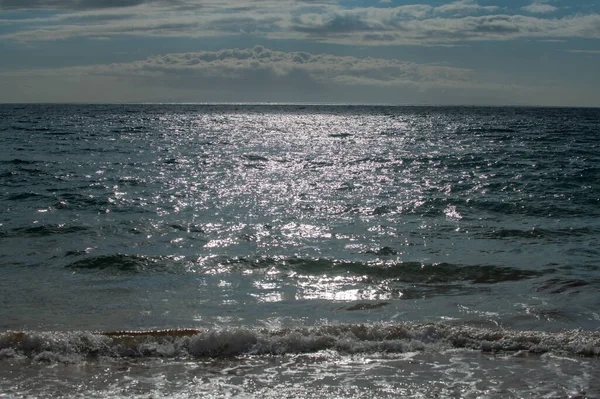 夏威夷的热带蓝海 夏日的海面清澈清澈的海水作为背景 波浪概念设计 — 图库照片