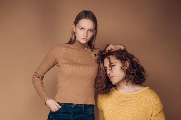 Portret Van Een Verliefd Stel Paar Man Met Krullend Haar — Stockfoto