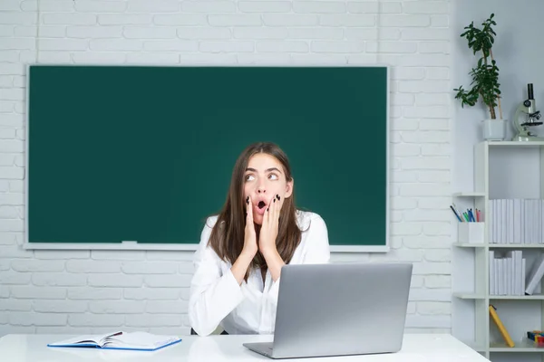 Retrato Una Estudiante Sorprendida Estudiando Aula Escuela — Foto de Stock