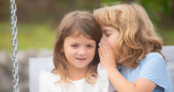 Petit Garçon Chuchote Une Jolie Fille Oreille Deux Enfants Dehors — Photo