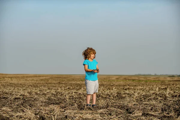 黒い土の上の子供背景 — ストック写真