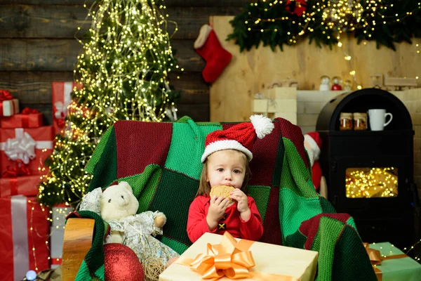 Erstaunlich Attraktives Baby Weihnachtskostüm Glückliches Kleines Mädchen Mit Geschenk — Stockfoto
