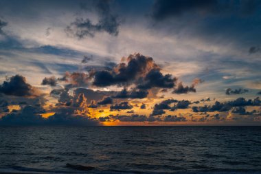 Gün batımlı ya da gün doğumlu deniz sahili. Dramatik kaşarlar. Gün batımı denizi üzerinde bulutlu bir manzara. Tropik plajda gün batımı. Doğanın günbatımı gökyüzü. Dramatik bulutlar