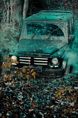 Safari suv. Dağ yolunda yol dışına. Çamurda iz sürmek. 4x4 off-road SUV arabası. Gezgin off-road aracı. Offroad vagonu. Safari. Büyük 4x4 arabalı seyahat kavramı