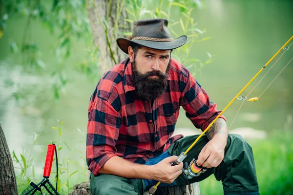 Rybář Řece Nebo Jezeře Prutem — Stock fotografie