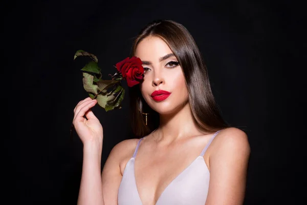 Piękna Kobieta Różanym Kwiatem Piękna Dziewczyna Moda Portret Głowy Czarnym — Zdjęcie stockowe