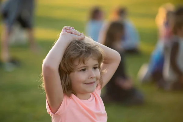 Dziecko Letnim Parku Zbliżenie Twarz Dziecka Zabawny Chłopczyk Portretem Blondynka — Zdjęcie stockowe