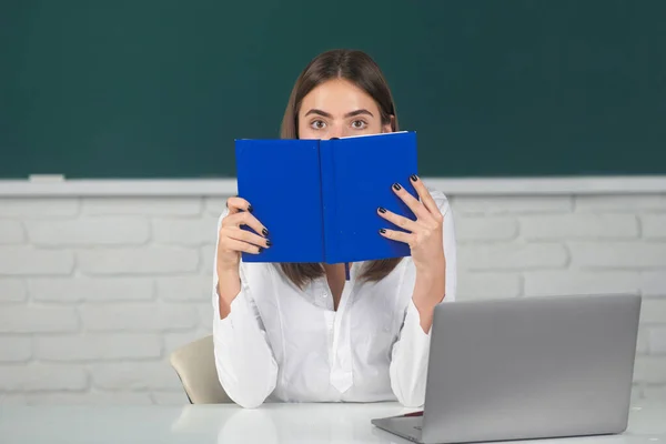 Studerande Förbereder Tentamen Och Lektioner Klassrummet Kvinnlig Student Som Gömmer — Stockfoto